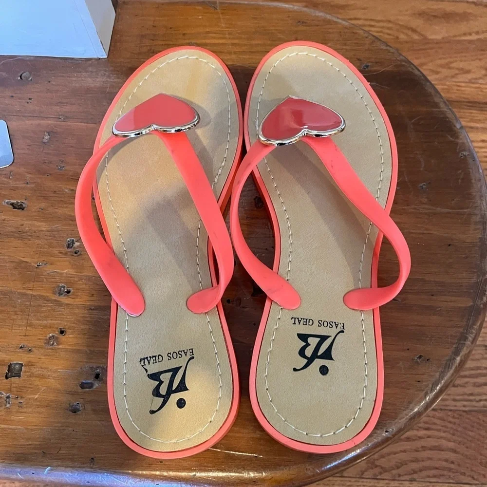 Playful Pink Heart Sandals for Summer - Picture 4 of 10